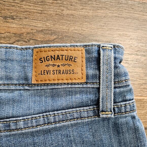 Signature Levi Strauss Mid Rise Bermuda Medium Wash Cuffed Denim Jeans Shorts 8 - Picture 8 of 12